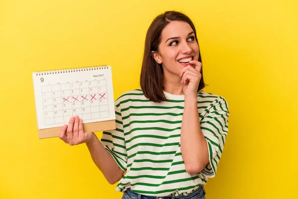 Giovane Donna Australiana Possesso Calendario Isolato Sfondo Giallo Rilassato Pensando — Foto Stock