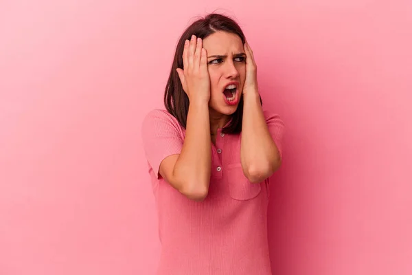 Mujer Joven Caucásica Aislada Sobre Fondo Rosa Cubriendo Las Orejas —  Fotos de Stock