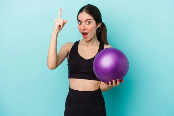 Jonge Kaukasische Fitness Vrouw Met Een Bal Geïsoleerd Blauwe Achtergrond — Stockfoto