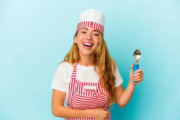 Caucásico Fabricante Helados Mujer Sosteniendo Una Cucharada Helado Aislado Sobre —  Fotos de Stock