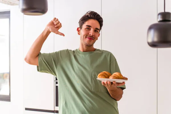 Joven Hombre Raza Mixta Comiendo Croissant Una Cocina Mañana Siente — Foto de Stock