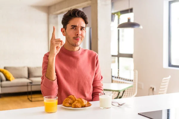 Joven Hombre Raza Mixta Desayunando Una Cocina Mañana Mostrando Número — Foto de Stock