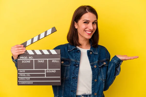 Jonge Blanke Vrouw Met Een Klapbord Geïsoleerd Gele Achtergrond Met — Stockfoto