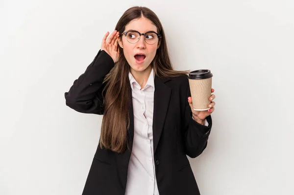 Jonge Blanke Zakenvrouw Houdt Een Afhaalkoffie Geïsoleerd Witte Achtergrond Proberen — Stockfoto