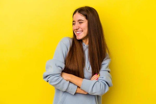 Giovane Donna Caucasica Isolata Sfondo Giallo Sorridente Fiducioso Con Braccia — Foto Stock