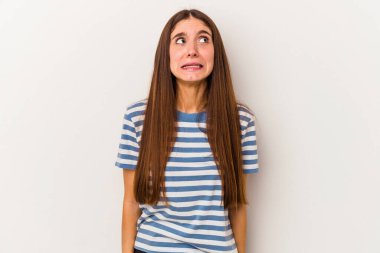 Beyaz arka planda izole edilmiş genç beyaz kadın çok kızgın, öfkeli, hayal kırıklığına uğramış.