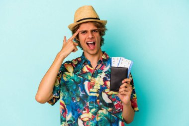 Makyajlı beyaz bir adam pasaportunu mavi arka planda tutuyor ve işaret parmağıyla yaptığı hayal kırıklığını gösteriyor..