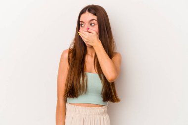 Beyaz arka planda izole edilmiş beyaz tenli genç bir kadın. Ağzını eliyle kapatan bir fotokopi odasına bakıyor..