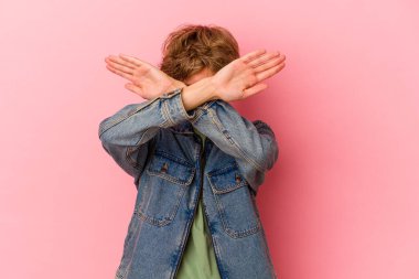 Pembe arka planda soyutlanmış, iki kolu çapraz, inkar kavramı olan beyaz bir genç..