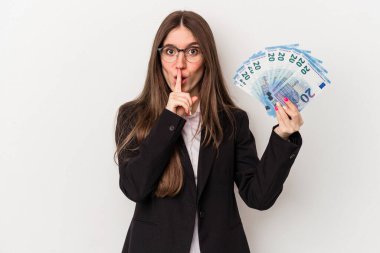 Beyaz arka planda izole edilmiş banknotları tutan beyaz bir iş kadını ya sır saklıyor ya da sessizlik istiyor..