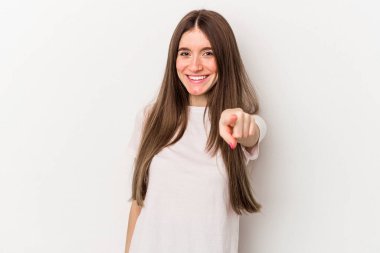 Beyaz arka planda soyutlanmış beyaz bir kadın. Önü işaret eden neşeli gülümsemeler..