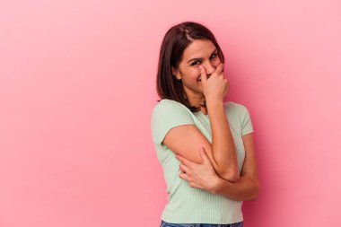 Pembe arka planda soyutlanmış genç beyaz kadın gülüyor, kaygısız, doğal duygu..