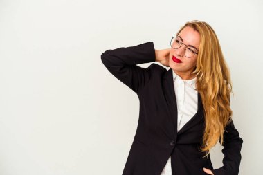 Beyaz arka planda izole edilmiş kablosuz kulaklık takan beyaz iş kadını kafasının arkasına dokunuyor, düşünüyor ve bir seçim yapıyor..