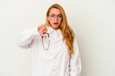 Beyaz arka planda izole edilmiş, hoşlanmadığı bir hareket gösteren beyaz bir doktor kadın. Anlaşmazlık konsepti.