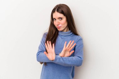 Beyaz arka planda izole edilmiş beyaz bir kadın inkar jesti yapıyor.