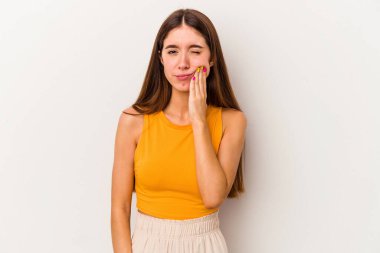 Beyaz arka planda izole genç beyaz kadın güçlü bir diş ağrısı, azıdişi ağrısı var..