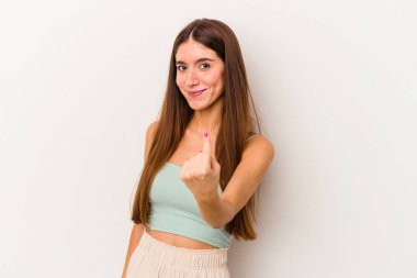Beyaz arka planda izole edilmiş genç beyaz kadın sanki seni davet ediyormuş gibi seni işaret ediyor..