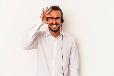 Beyaz arka planda izole edilmiş dövmeleri olan beyaz pazarlamacı genç adam heyecanlı..