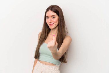 Beyaz arka planda izole edilmiş genç beyaz kadın sanki seni davet ediyormuş gibi seni işaret ediyor..