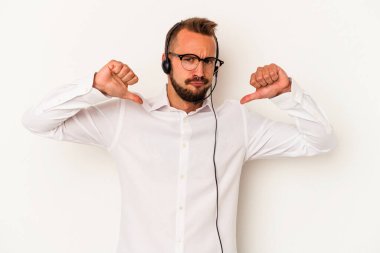 Beyaz arka planda izole edilmiş dövmeleri olan beyaz pazarlamacı kendini gururlu ve kendinden emin hissediyor..