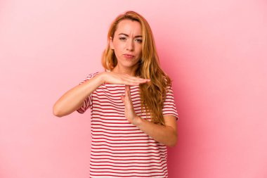 Kafkasyalı sarışın kadın pembe arka planda izole edilmiş..
