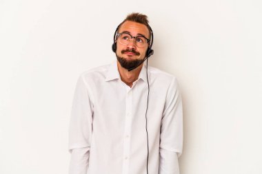 Beyaz arka planda izole edilmiş dövmeleri olan beyaz pazarlamacı genç adam hedeflerine ve amaçlarına ulaşmayı hayal ediyor.