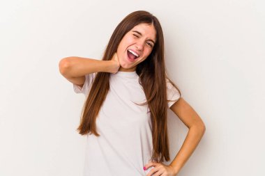 Beyaz arka planda izole edilmiş genç beyaz bir kadın sabit yaşam tarzından dolayı boyun ağrısı çekiyor..