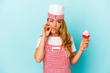 Kafkasyalı dondurma üreticisi kadın dondurma tutuyor mavi arka planda izole edilmiş parmakları dudaklarında bir sır saklıyor.