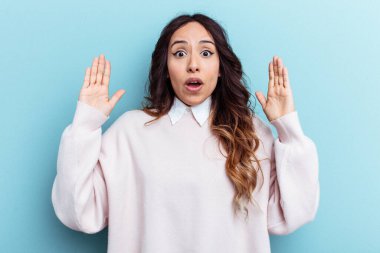 Mavi arka planda izole edilmiş genç Meksikalı kadının bir fikri, ilham konsepti var..