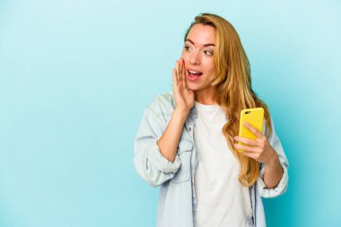 Mavi arka planda cep telefonu tutan beyaz bir kadın gizli bir fren haberinin olduğunu söylüyor.