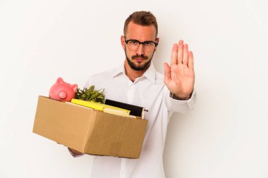 Dövmeli genç beyaz bir adam beyaz arka planda izole edilmiş bir şekilde evine taşınıyor..