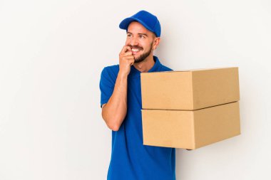 Beyaz arka planda izole edilmiş dövmeleri olan Kafkasyalı genç teslimatçı bir şeyin fotokopi odasına baktığını düşünerek rahatladı..