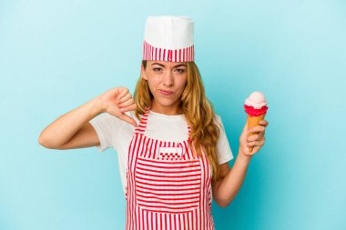 Kafkasyalı dondurma üreticisi kadın elinde dondurma tutuyordu. Mavi arka planda izole edilmiş, hoşlanmadığı bir jest gösteriyordu. Anlaşmazlık konsepti.