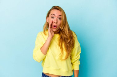 Mavi arka planda izole edilmiş beyaz bir kadın gizli bir sıcak fren haberinin olduğunu söylüyor.