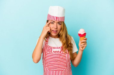 Kafkas dondurma üreticisi kadın elinde dondurmayla mavi arka planda izole bir şekilde işaret parmağıyla hayal kırıklığı jesti gösteriyor..
