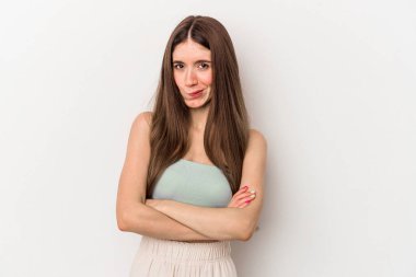 Beyaz arka planda izole edilmiş, hoşnutsuzca kaşlarını çatmış, kollarını kavuşturmuş genç beyaz bir kadın..