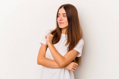 Beyaz arka planda soyutlanmış beyaz bir kadın kafası karışmış, kuşkulu ve kendinden emin değil..