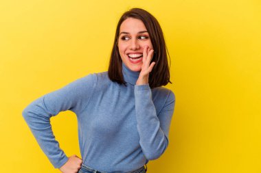 Sarı arka planda izole edilmiş beyaz bir kadın heyecanlı bir şekilde bağırıyor..