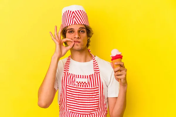 Νεαρός Παγωτομηχανή Άνθρωπος Μακιγιάζ Κρατώντας Παγωτό Απομονώνονται Κίτρινο Φόντο Δάχτυλα — Φωτογραφία Αρχείου