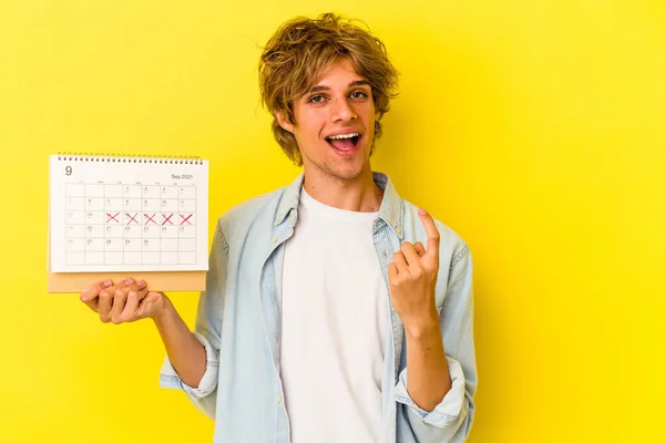 Joven Hombre Caucásico Con Maquillaje Celebración Calendario Aislado Sobre Fondo — Foto de Stock