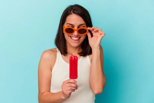 青い背景に隔離されたアイスクリームを持つ若い白人女性 — ストック写真