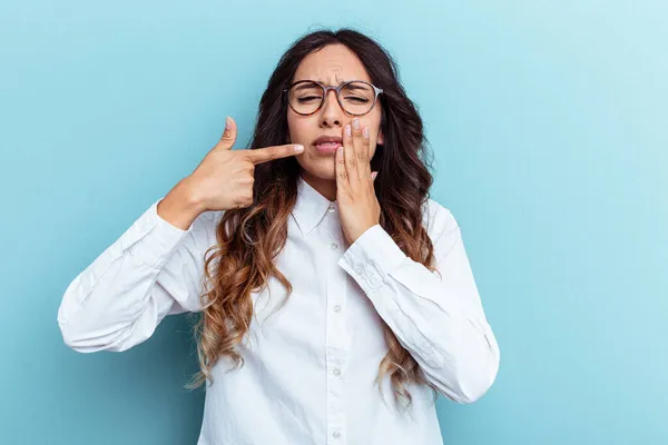 Jonge Mexicaanse Vrouw Geïsoleerd Blauwe Achtergrond Met Een Sterke Tanden — Stockfoto