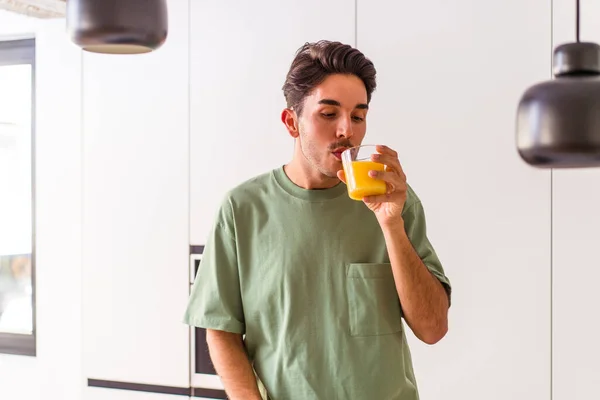 Joven Mestizo Bebiendo Jugo Naranja Cocina — Foto de Stock