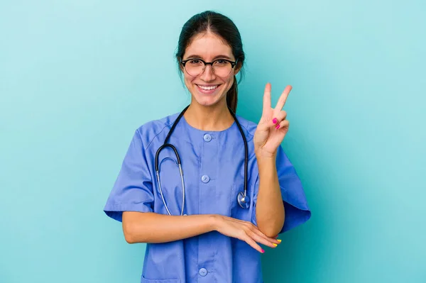 Jovem Enfermeira Caucasiana Isolada Fundo Azul Mostrando Número Dois Com — Fotografia de Stock