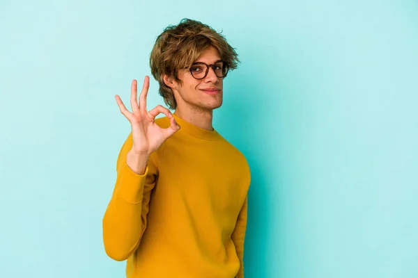 Joven Hombre Caucásico Con Maquillaje Aislado Sobre Fondo Azul Guiña — Foto de Stock