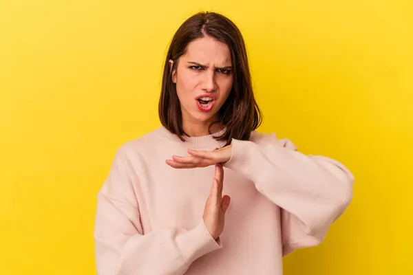 Jeune Femme Caucasienne Isolée Sur Fond Jaune Montrant Geste Timeout — Photo