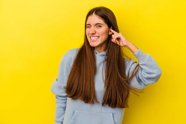 Giovane Donna Caucasica Isolata Sfondo Giallo Che Copre Orecchie Con — Foto Stock