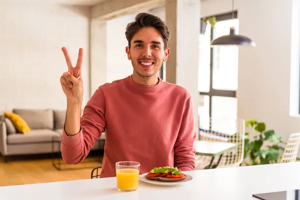 Jeune Homme Métis Prenant Petit Déjeuner Dans Cuisine Montrant Numéro — Photo