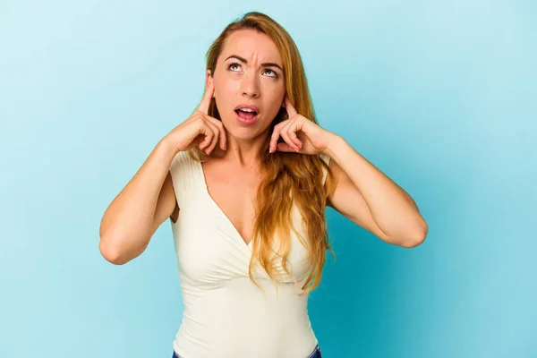 Mujer Caucásica Aislada Sobre Fondo Azul Cubriendo Las Orejas Con —  Fotos de Stock