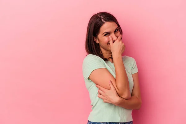 Jeune Femme Caucasienne Isolée Sur Fond Rose Riant Heureux Insouciant — Photo